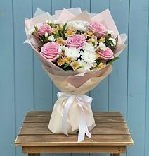 Букет цветов из:  Гвоздики, Орхидеи и Розы в Выльгорте