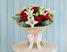 Букет цветов из:  Лилии и Розы в Выльгорте