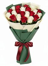 Букет Микс из красных и белых роз в Выльгорте