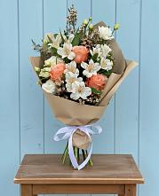 Букет цветов из:  Альстромерии, Лизиантусы, Розы и Хризантемы в Выльгорте