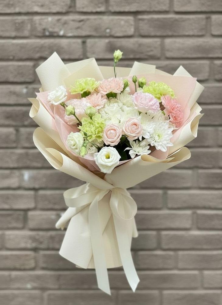 Букет цветов из: Гвоздики, Розы, Лизиантусы и Хризантемы в Выльгорте