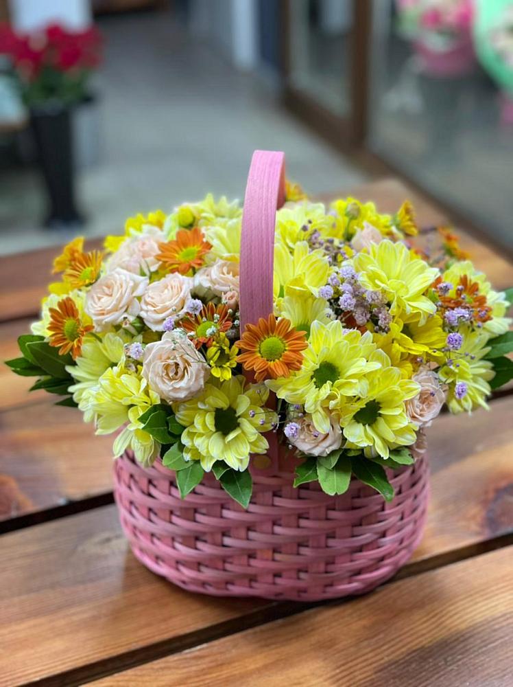 Цветочная композиция из Хризантемы и Розы в корзине в Выльгорте