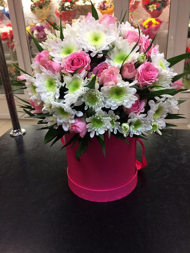 Цветочная композиция из Розы и Хризантемы в шляпной коробке в Выльгорте