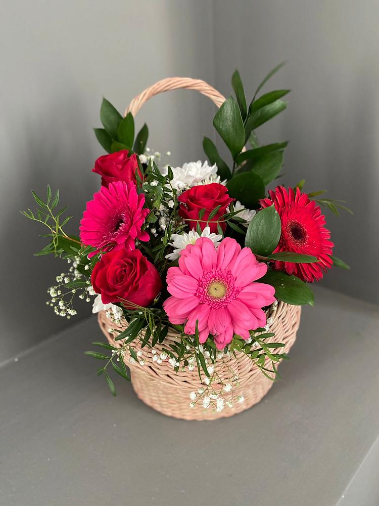 Цветочная композиция из Розы, Хризантемы и Герберы в корзине в Выльгорте
