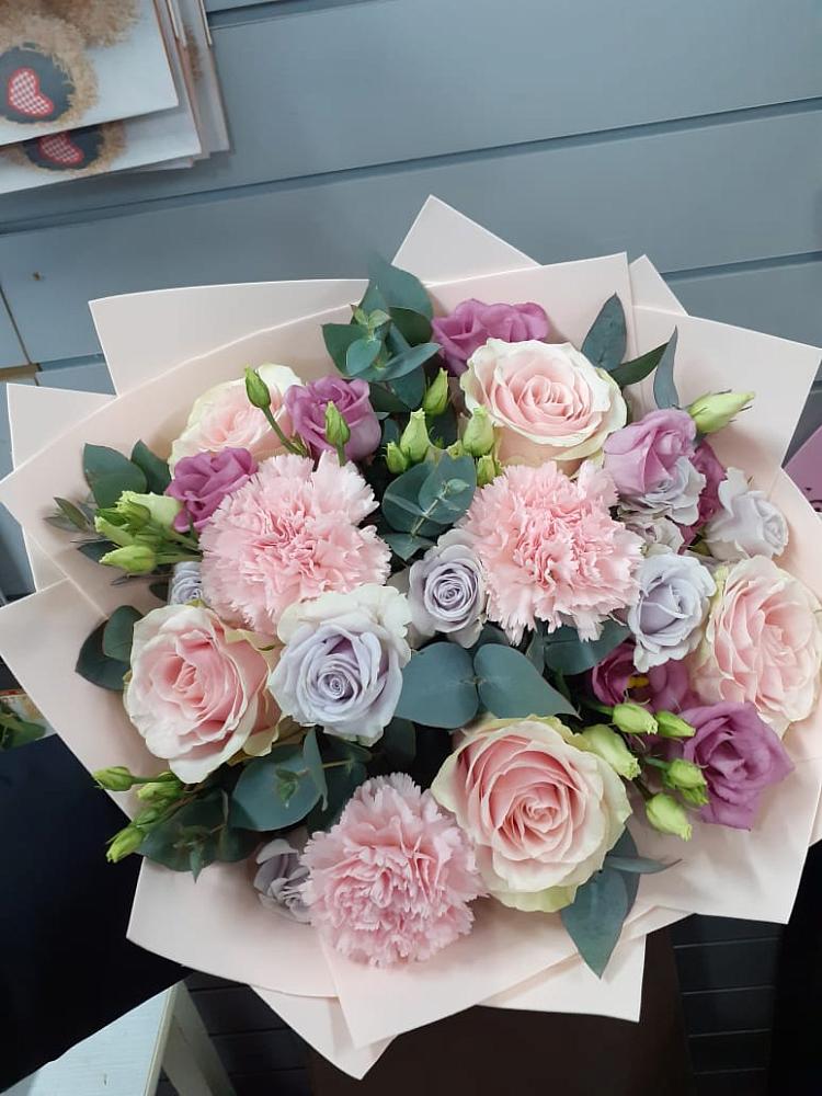 Букет цветов из: Розы, Гвоздики и Лизиантусы в Выльгорте